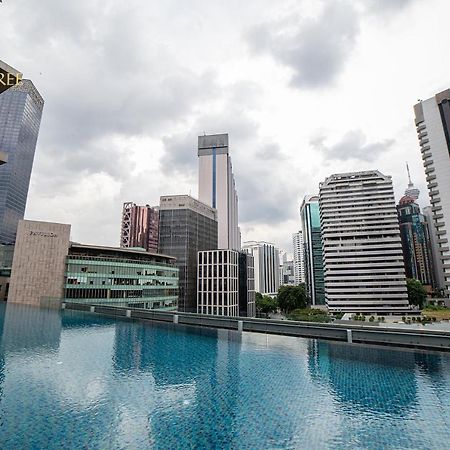 Ph Suites At Pavilion Bukit Bintang Kuala Lumpur Zewnętrze zdjęcie The swimming pool at the 33rd floor of the hotel