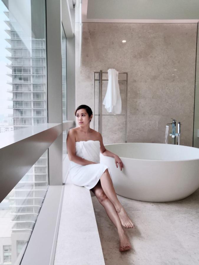 Ph Suites At Pavilion Bukit Bintang Kuala Lumpur Zewnętrze zdjęcie A woman wrapped in a bath sheet